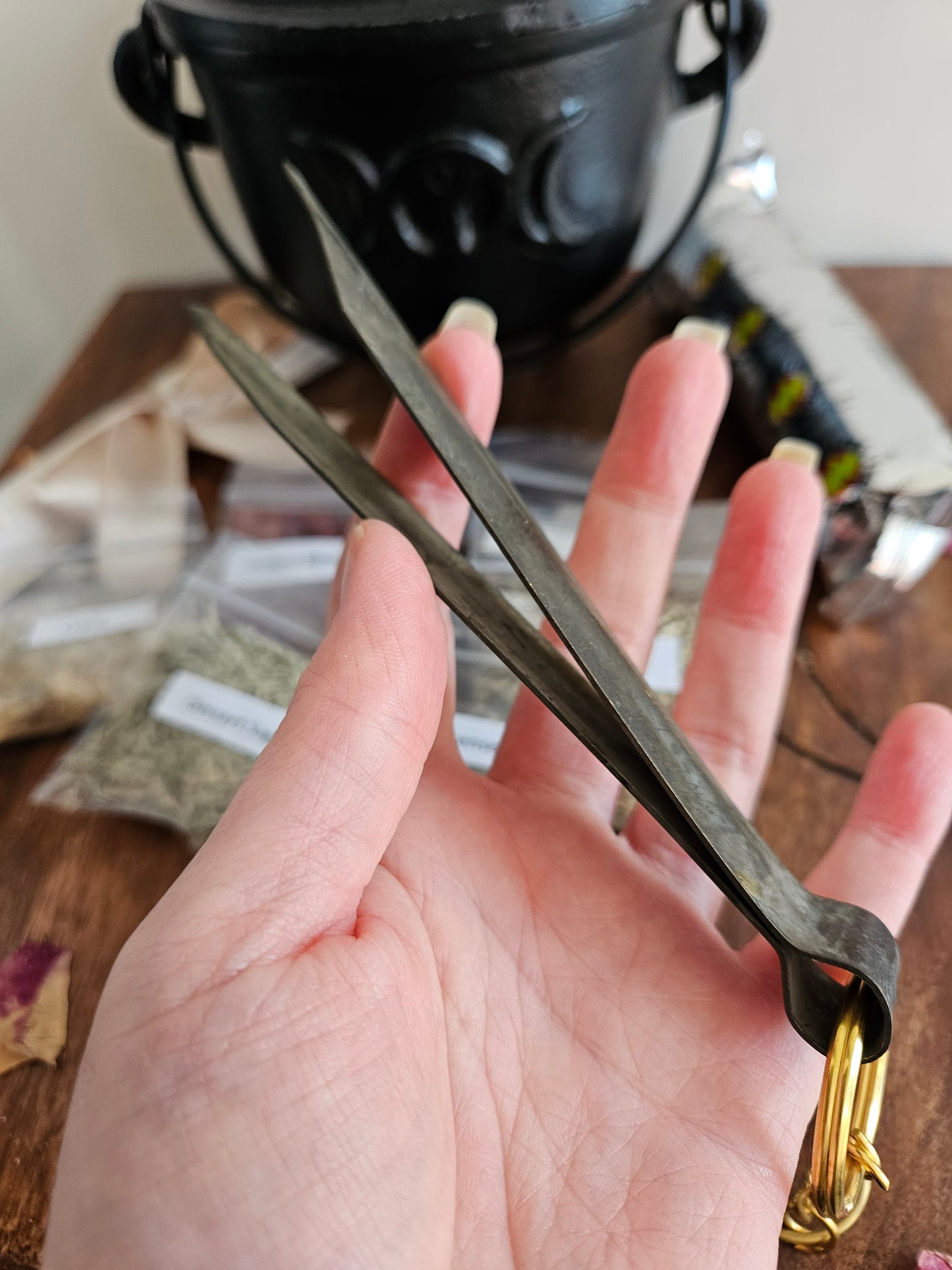 Cauldron and resin bundle