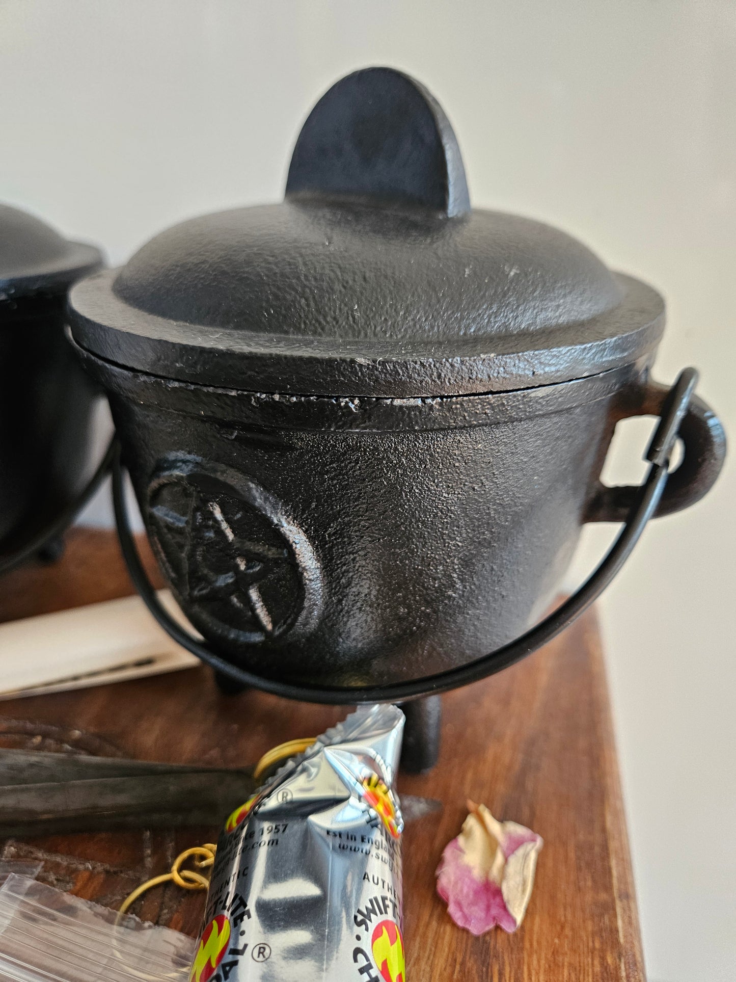 Cauldron and resin bundle