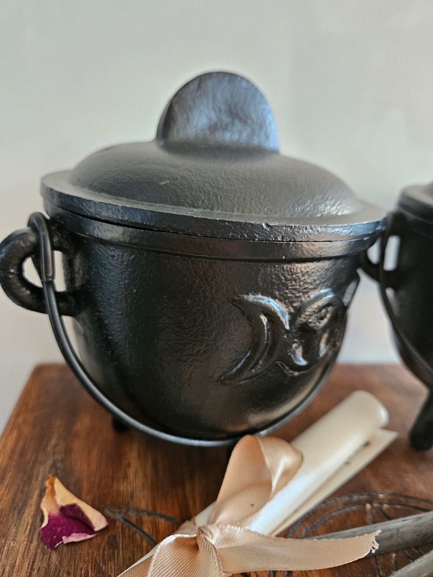 Cauldron and resin bundle
