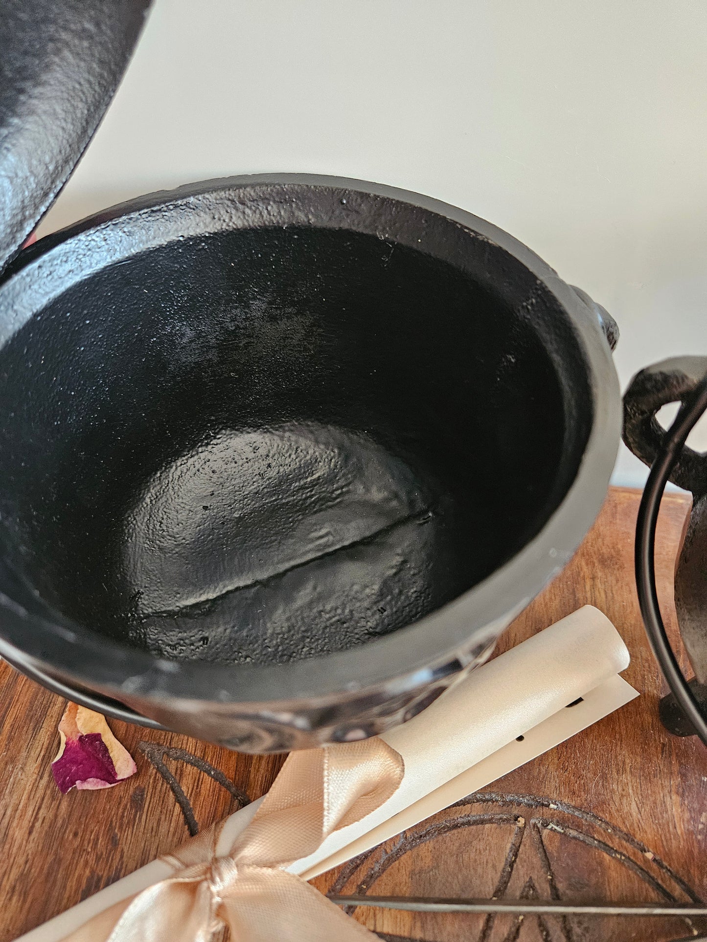 Cauldron and resin bundle