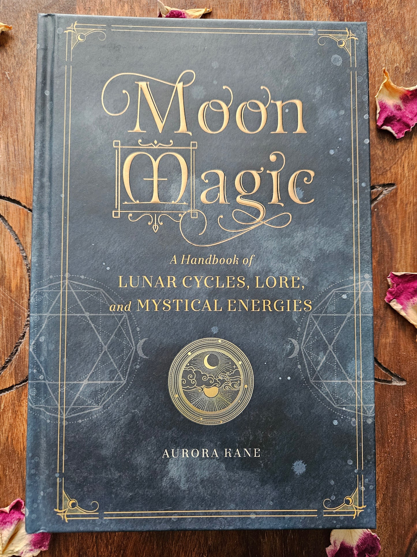 Aurora Kane
Moon Magic: A Handbook of Lunar Cycles, Lore, and Mystical Energies