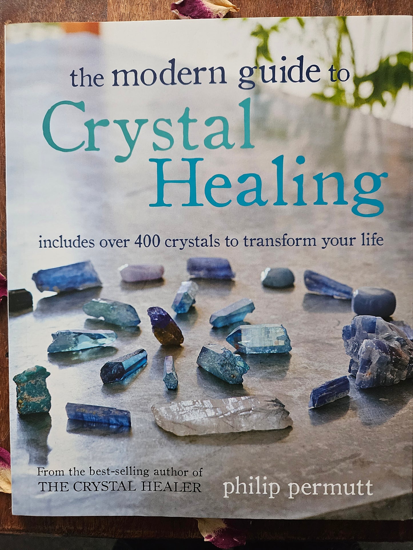 The Modern Guide to Crystal Healing: Includes Over 400 Crystals to Transform Your Life (Paperback) by Philip Permutt