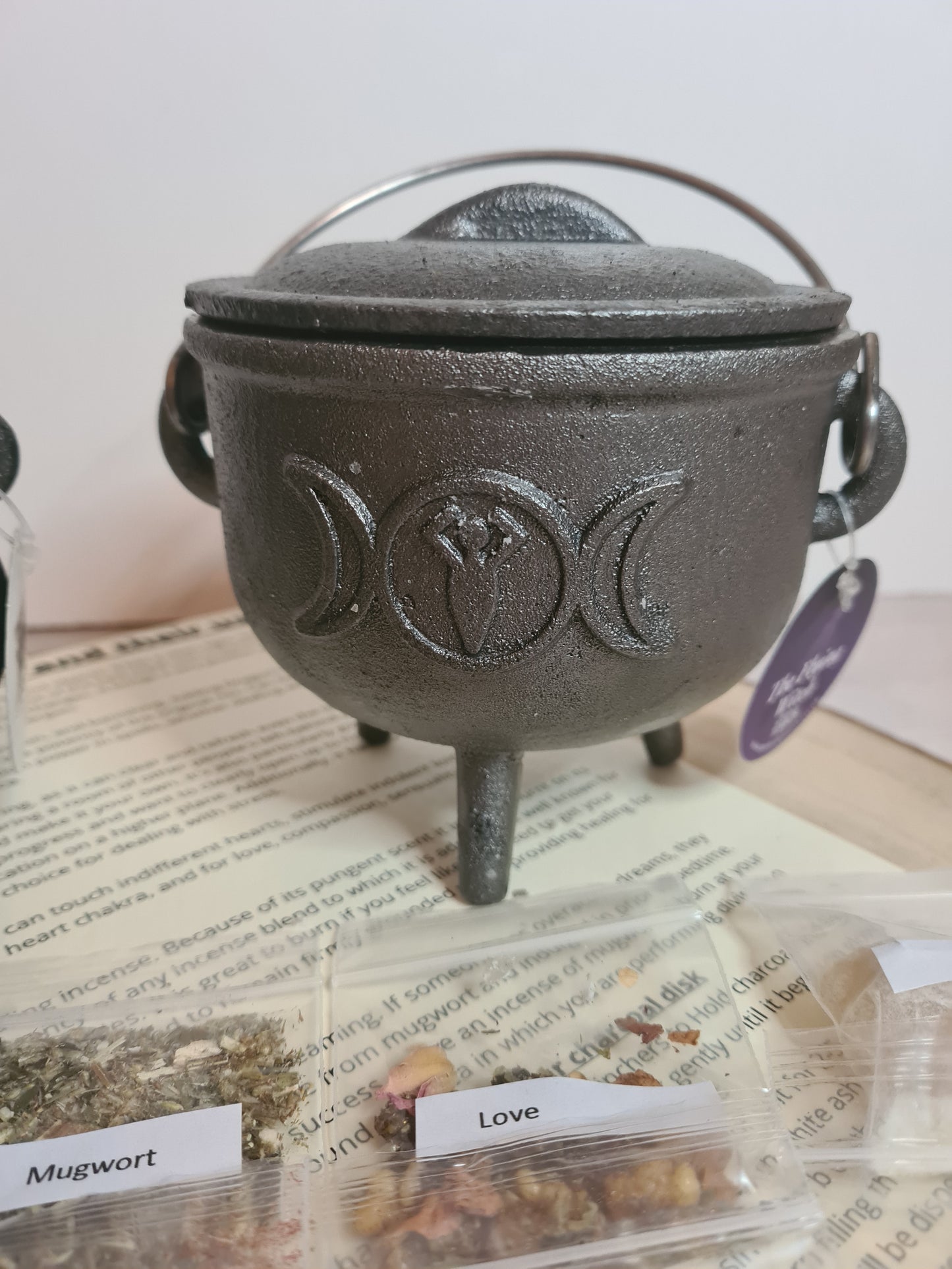 Cauldron and resin bundle